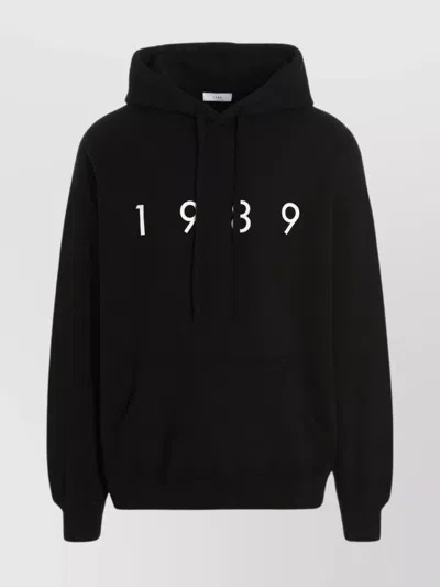 1989 STUDIO LOGO PRINT HOODIE KANGAROO POCKET