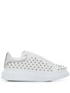 ALEXANDER MCQUEEN ALEXANDER MCQUEEN SPIKE STUDDED SNEAKERS - 白色