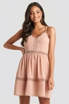 NA-KD LACE INSERT FLOWY MINI DRESS - PINK