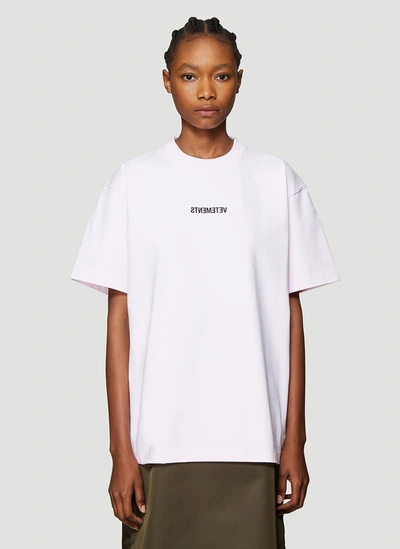 Vetements Reverse Logo Print T-shirt In Pink | ModeSens