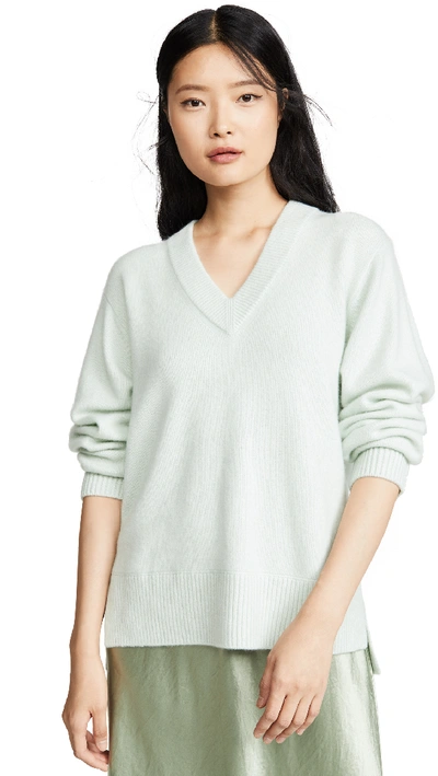 Vince V-neck Cashmere Tunic Jumper In Aloe