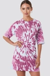 NA-KD OVERSIZED TIE DYE T-SHIRT DRESS - PURPLE