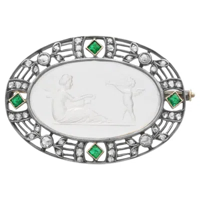 Pre-owned 1stdibs Victorian 18k Gold Cupid And Psyche Brooch With Emerald And Diamonds In Green