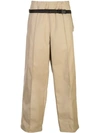 MAISON MARGIELA MAISON MARGIELA BELTED WIDE LEG CHINO TROUSERS - 大地色