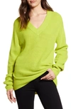 VINCE CAMUTO RIBBED V-NECK SWEATER,9159208