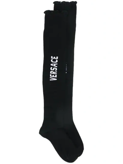 Versace Contrasting Logo Socks In I463 Nero Bianco