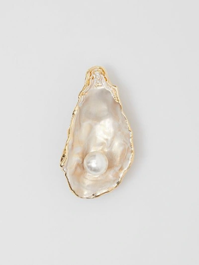 Burberry 树脂人造珍珠细节镀金牡蛎胸针 In Light Gold/pearl