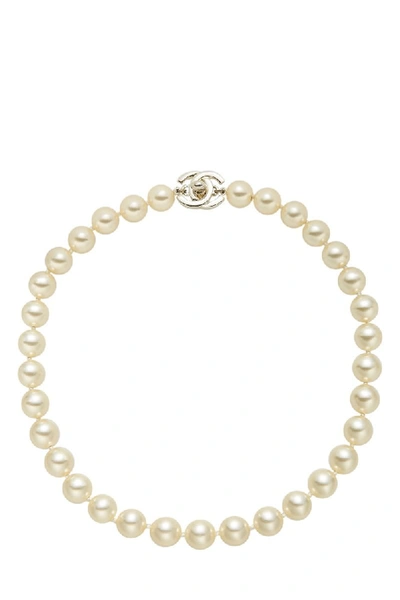 Pre-owned Chanel White Faux Pearl 'cc' Turn-lock Choker