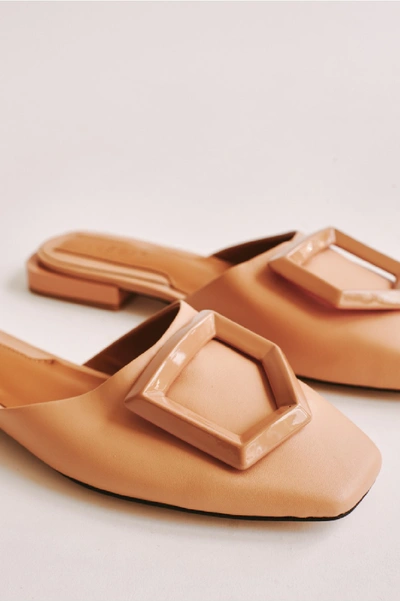 Jaggar Ornament Leather Flat In Amberlight