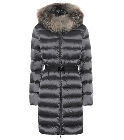 Moncler Tinuv毛皮边饰羽绒大衣 In Black