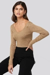 ADORABLE CARO X NA-KD DEEP V-NECK RIB TOP - BEIGE