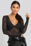 ADORABLE CARO X NA-KD LONG SLEEVE LACE BODY - BLACK