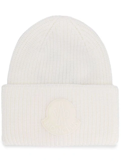 Moncler Logo羊毛经编针织帽子 In White