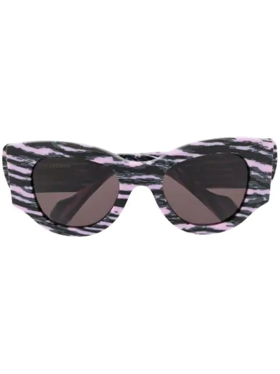 Balenciaga 猫眼框抽象印花太阳眼镜 In Black