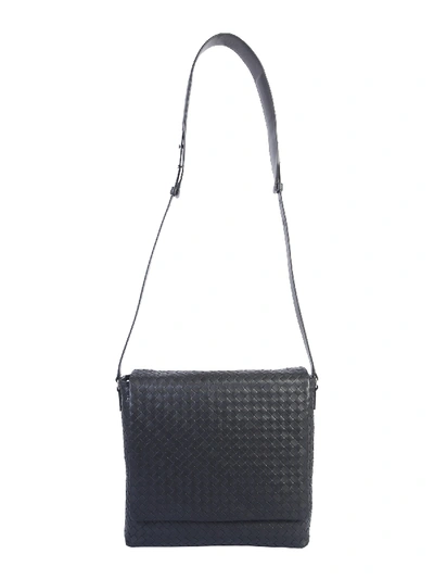 Bottega Veneta Medium Messenger Bag In Black