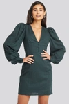 AFJ X NA-KD V-NECK PUFF SLEEVE DRESS - GREEN