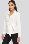 NA-KD BELTED BUTTON UP SHIRT - WHITE