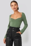 NA-KD HEART NECKLINE FITTED TOP - GREEN