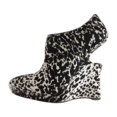 Pre-owned Alaïa Zebra Print Pony-style Calfskin Ankle Boots In Black