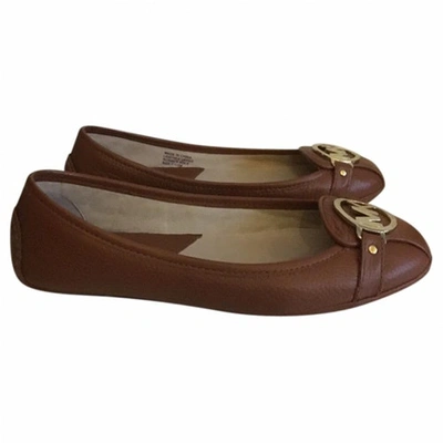 Pre-owned Michael Kors Leather Flats In Camel