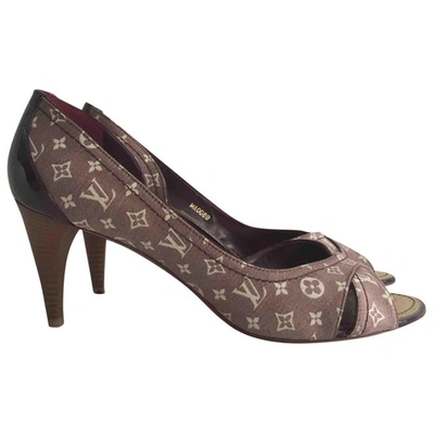 Pre-owned Louis Vuitton Canvas Pumps In Burgundy