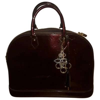 Pre-owned Louis Vuitton Alma Patent Leather Handbag In Burgundy