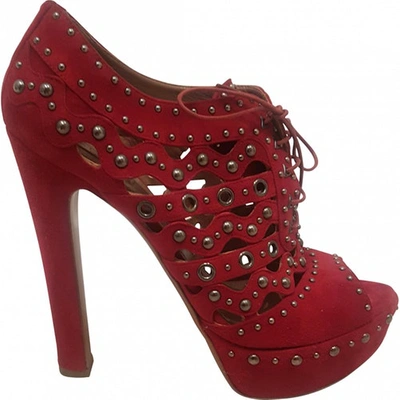 Pre-owned Alaïa Heels In Red
