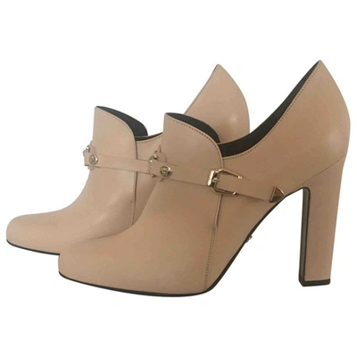 Pre-owned Versace Leather Ankle Boots In Neutrals