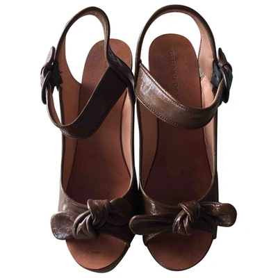 Pre-owned Gerard Darel Patent Leather Sandals In Camel
