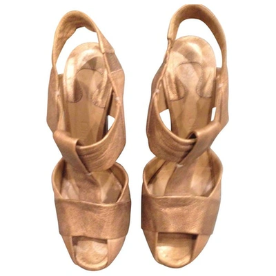 Pre-owned Chloé Leather Sandals In Gold