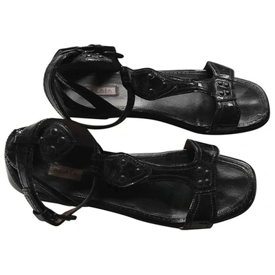 Pre-owned Alaïa Patent Leather Sandals In Black
