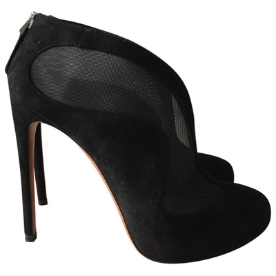 Pre-owned Alaïa Velvet Heels In Black