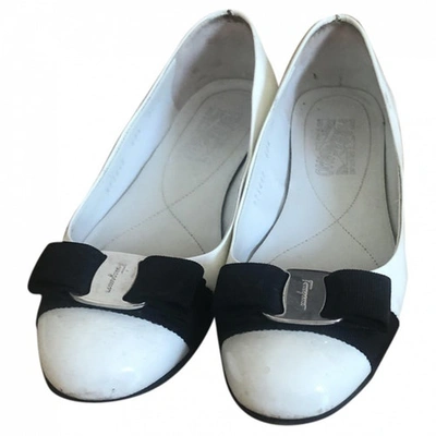 Pre-owned Ferragamo Patent Leather Ballet Flats In White
