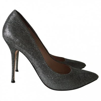 Pre-owned Lucy Choi Heels In Metallic