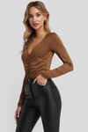ADORABLE CARO X NA-KD Ruched Long Sleeve Top Brown