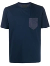 Prada T-shirt Mit Kontrasttasche In Blue