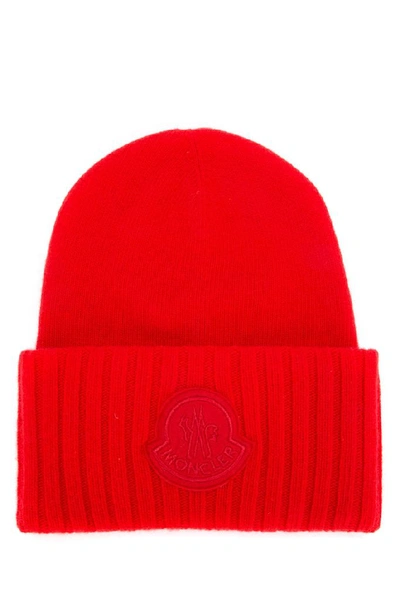 Moncler Logo Patch Ribbed Beanie In Red