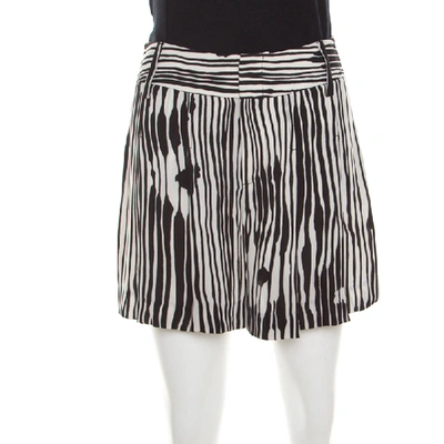 Pre-owned Alice And Olivia Monochrome Stripe Printed Crepe Pleated Shorts S In Black