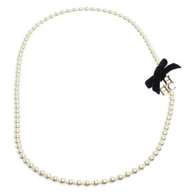 Pre-owned Ch Carolina Herrera Logo Faux Pearl Long Strand Necklace In Cream