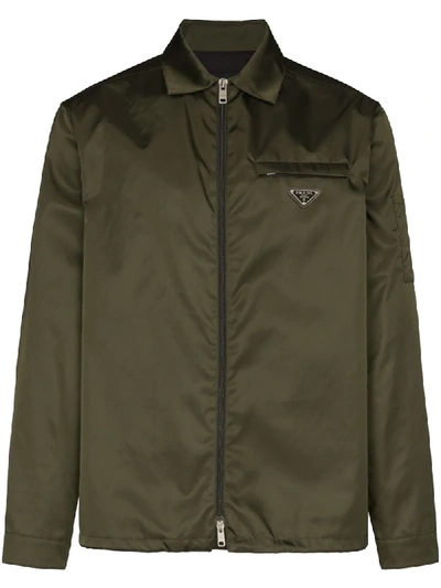 Prada Hemdjacke Mit Logo-schild In Green