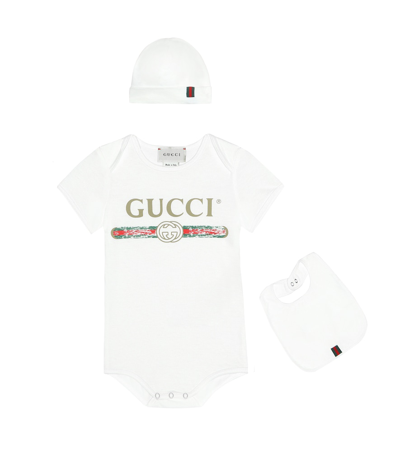 Gucci Baby棉质连体衣、围兜和帽子套装 In White