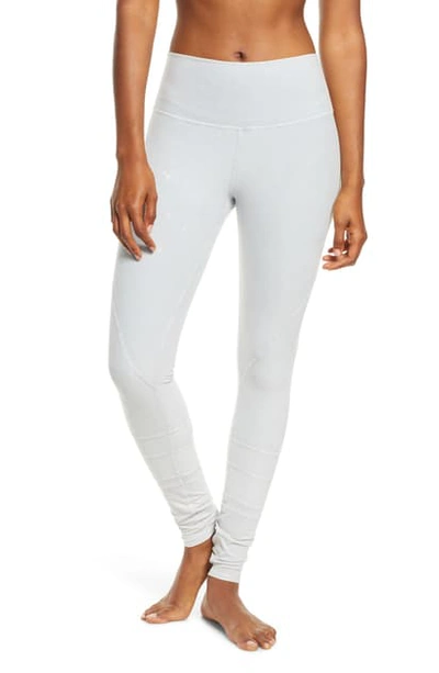 Alo Yoga Soft Momentum Leggings In Chalk Wash