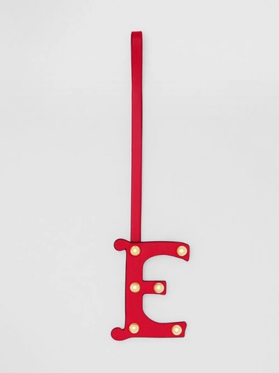 Burberry E 字母铆钉皮革吊饰 In Red