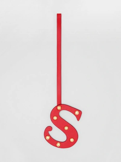 Burberry S 字母铆钉皮革吊饰 In Red