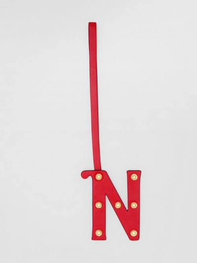 Burberry N 字母铆钉皮革吊饰 In Red