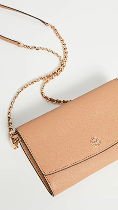 Tory Burch Robinson Chain Wallet In Cardamom/royal Navy