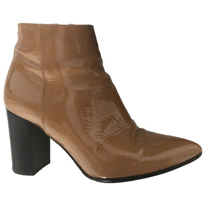 Pre-owned Aeyde Patent Leather Ankle Boots In Camel