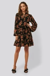 NA-KD LONG SLEEVE FLOWY MINI DRESS - MULTICOLOR