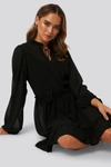 NA-KD LONG SLEEVE FLOWY MINI DRESS - BLACK