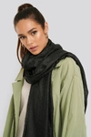 NA-KD SHINY WOVEN SCARF - BLACK